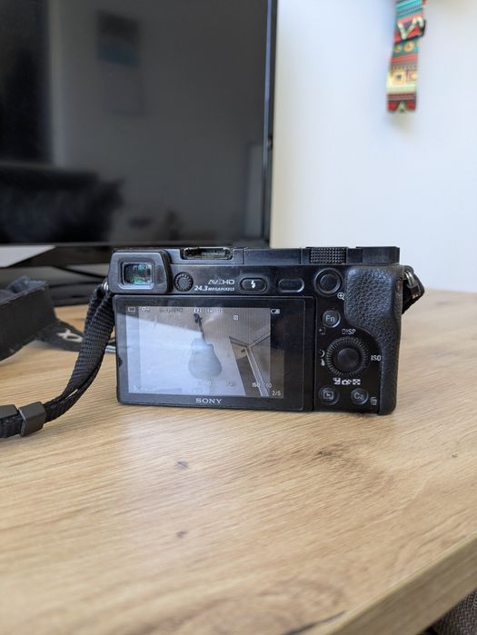 Sony A6000 + 16-50мм обектив - Перфектна Камера за Социални Медии