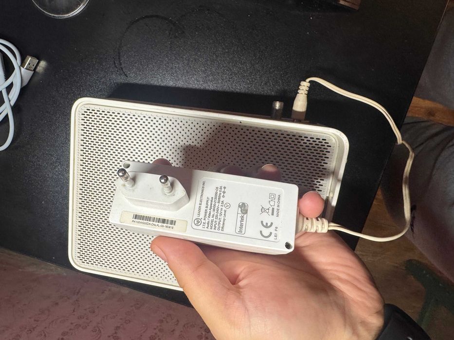 Modem router Wi-Fi Compal CH7465LG-LC, cu alimentator