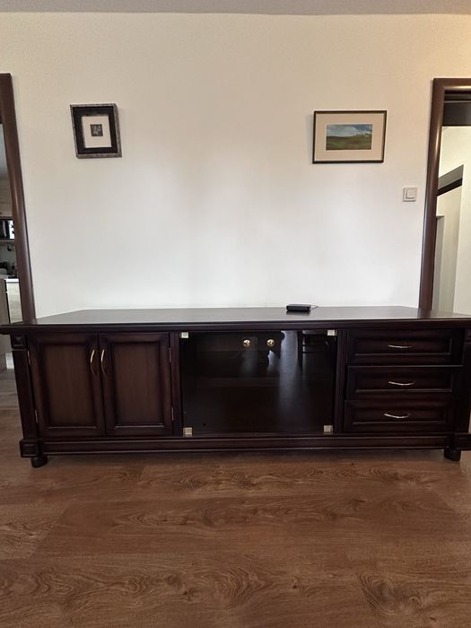 Шкаф масив с витрина с крачета