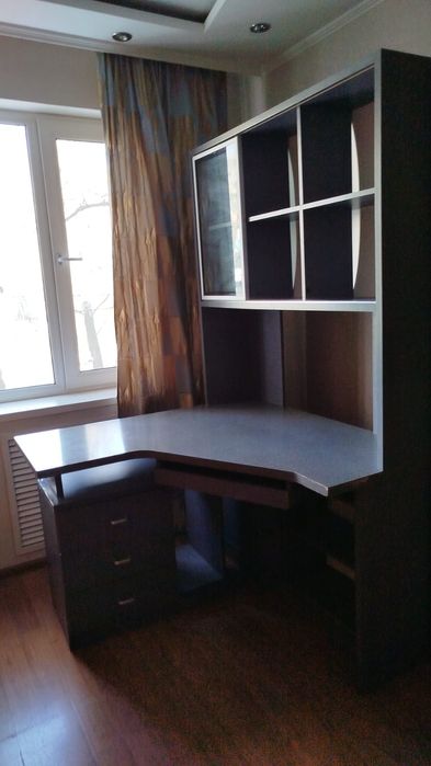 Продаю угловой компьютерный письменный стол