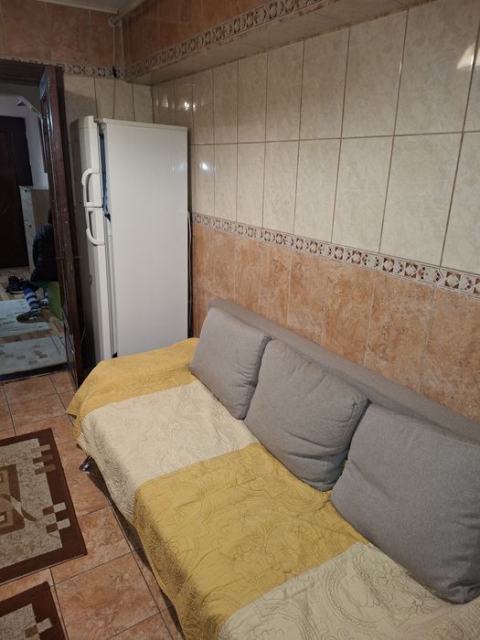 Inchiriez apartament 2 camere.