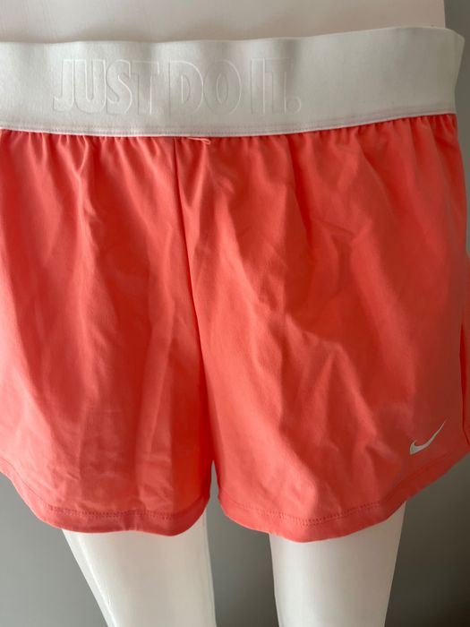 Къси дамски панталони Nike