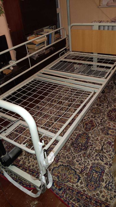 болнично електрически легло и помощна масичка