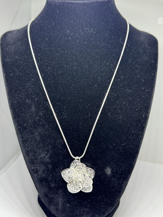 нов сребърен синджир с висулка цвете 10.59гр 925