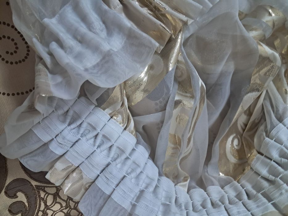 Продам два комплекта штор с тюлем.