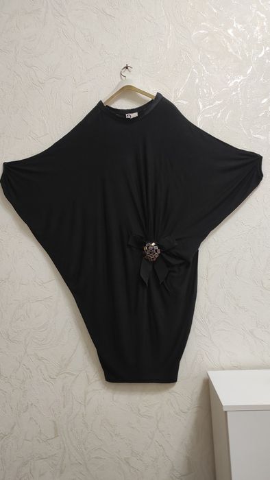 Дизайнерское платье Париж, черный трикотаж брошь на узле спереди бант.