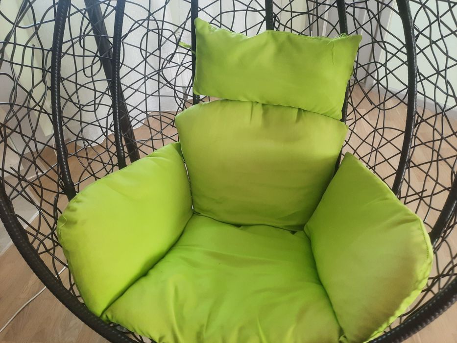 Красивое кресло качалка кокон