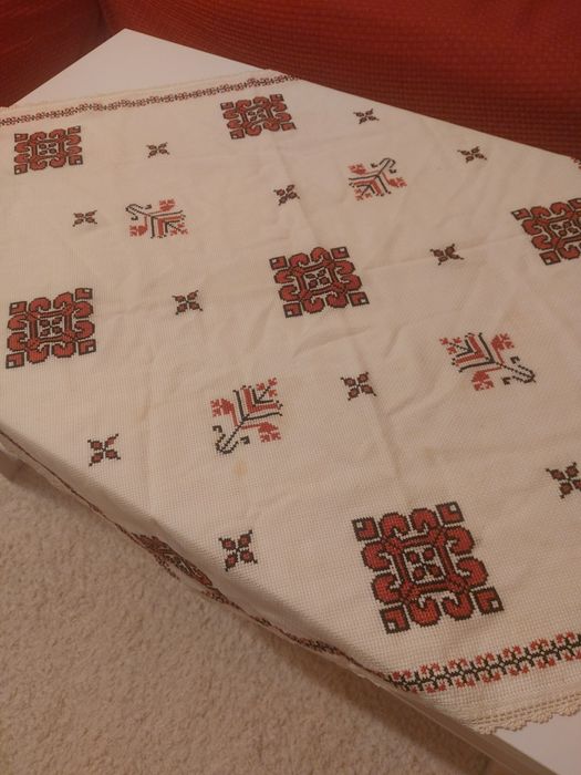 Față de masă artizanală -  brodată manual