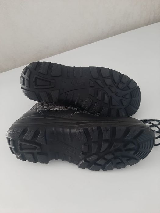 Продаю спец ботинки зимний