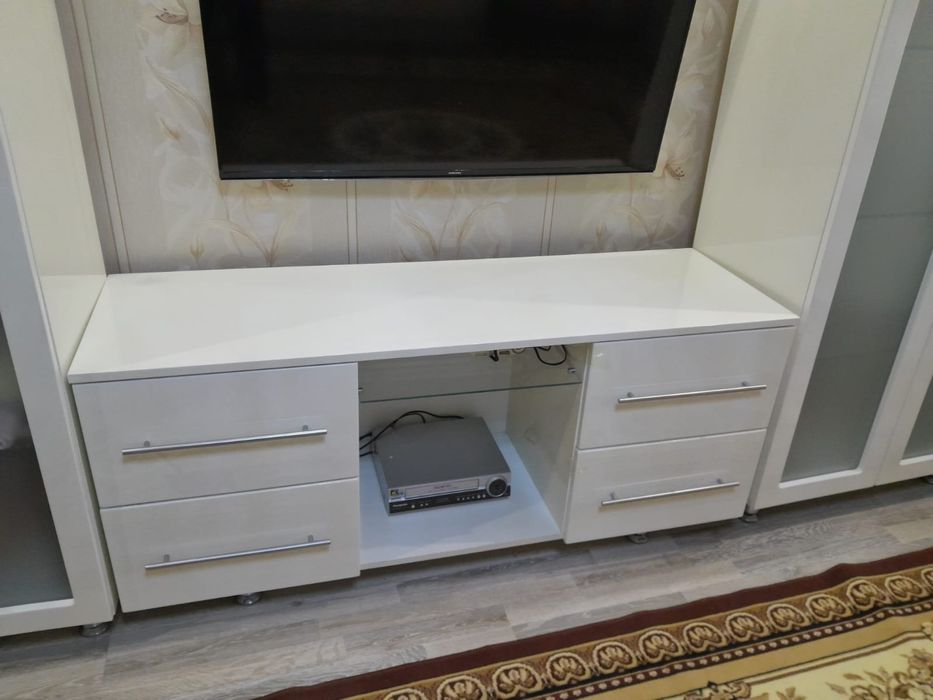 Продаётся шкаф стеклянный с комодом