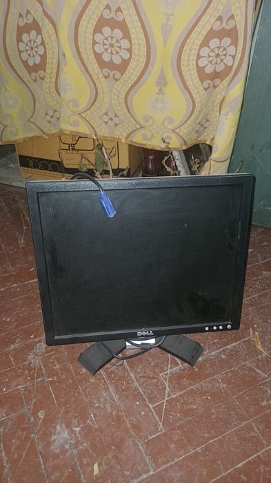 Два компютара DELL и монитор DELL