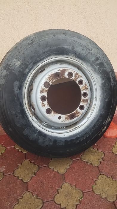 Camion cu macara