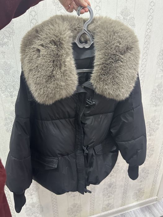 Женская куртка с пуховым воротником.