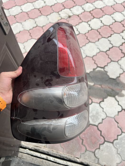 Продам заднюю левую фару на Toyota Prado 120.
