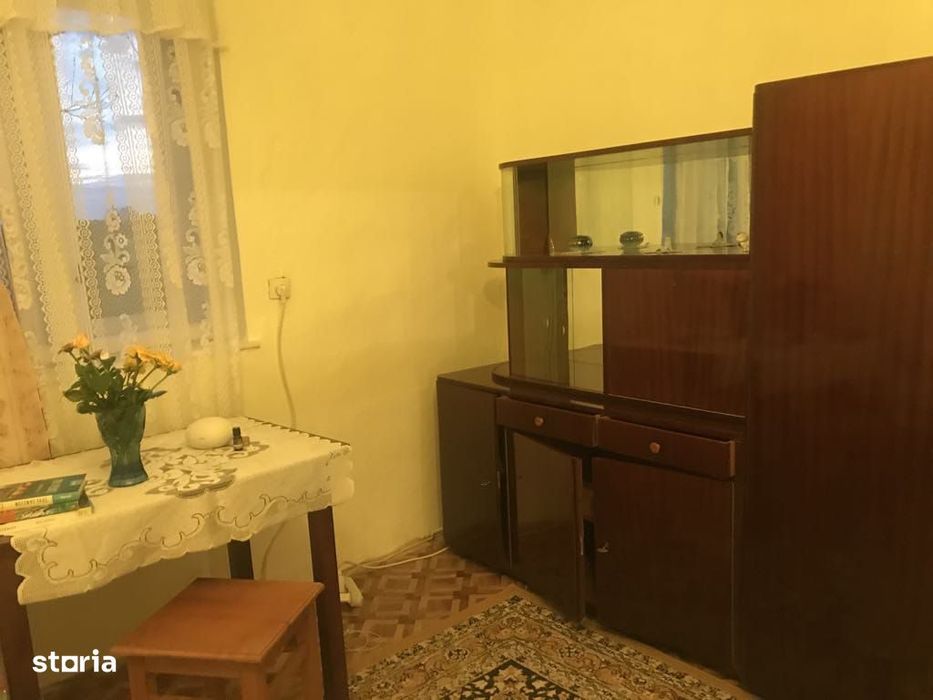 Casă de vânzare cu 3 camere și curte mare