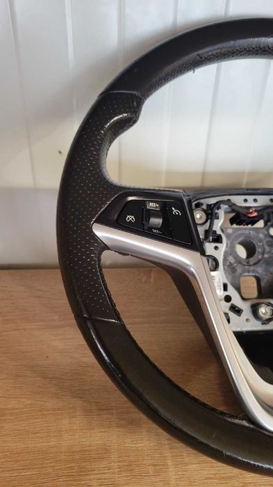 Продавам запазен кожен волан за Opel Insignia 2008 - 2013