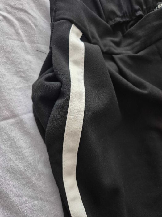 Дамски панталон с кант и широк крачол