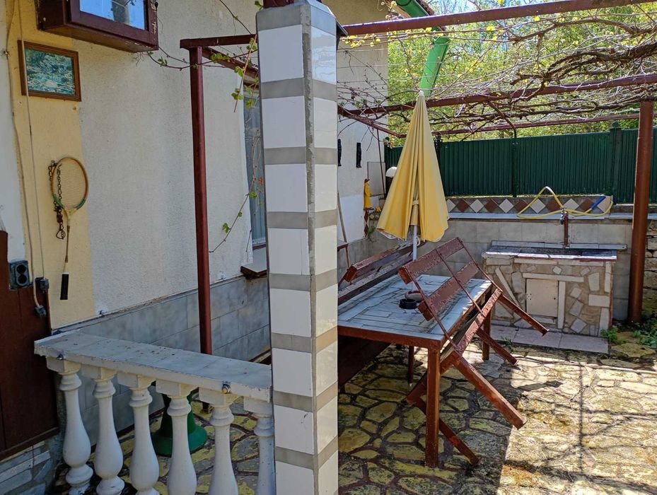 Къща с голям двор – тиха локация в екологичен регион, ток/вода, подходяща за целогодишно живеене