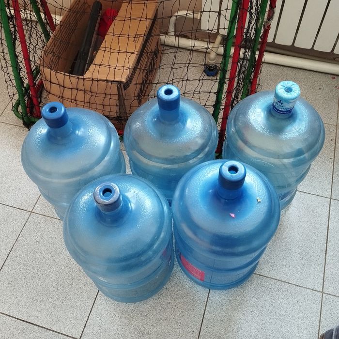 Продам бутыли 19л