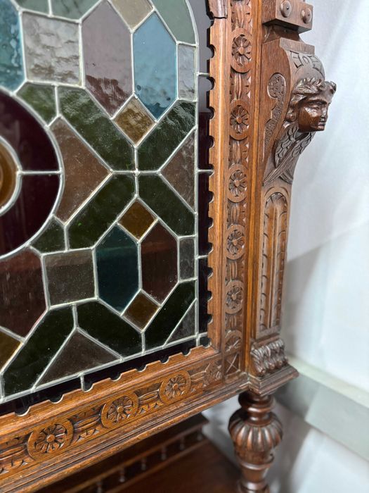 Резбован шкаф от дъб с витраж 1900г.