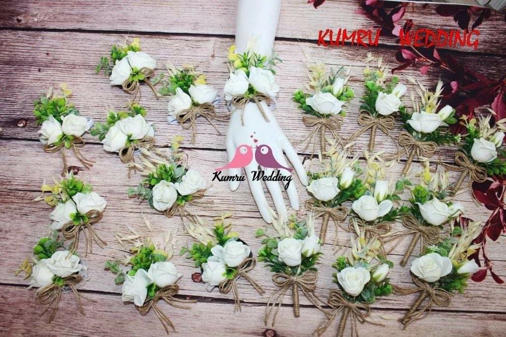 Луксозни гривни за шаферки бутониери