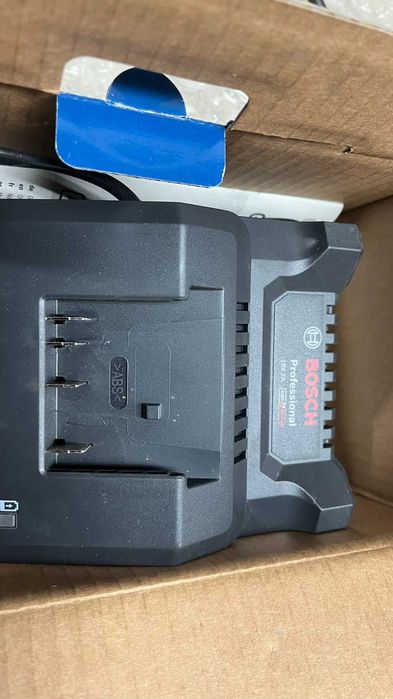 Чисто ново зарядно за батерии 18волта на Bosh