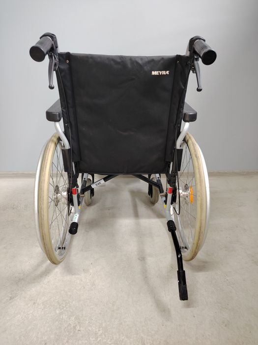 Carucior cu rotile pliabil/fotoliu rulant persoane cu dizabilitati.047
