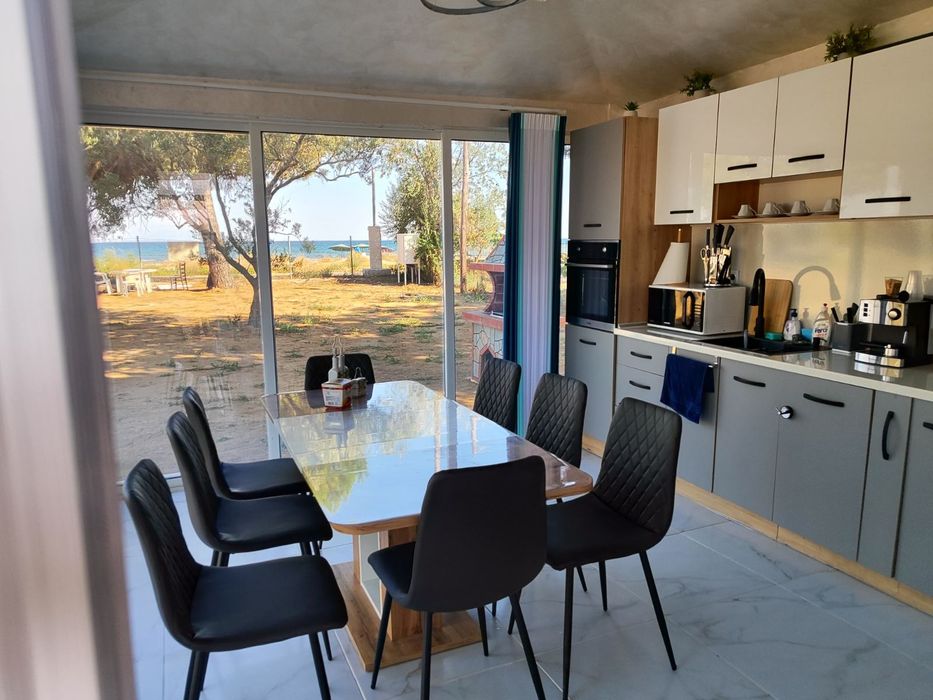 Гърция море Мандра къмпинг натура. На плажа първа линия