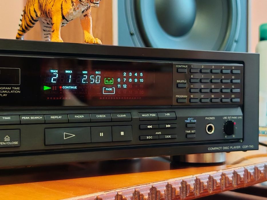 Cd player top. Sony CDP-790. Telecomanda originală. Ca nou. Preț fix !