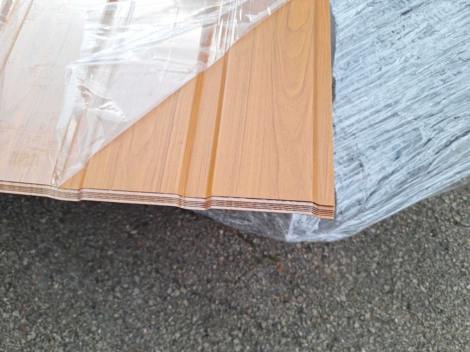 Облицовъчна трапецовидна пластифицирана ламарина с дървесна шарка