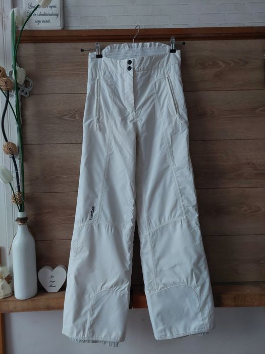 Розов гащеризон и бяло ски долнище