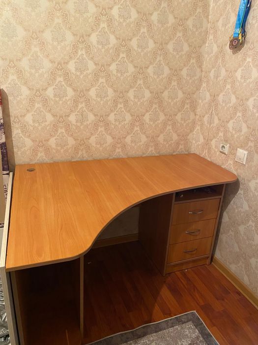 Деревянный компьютерный стол