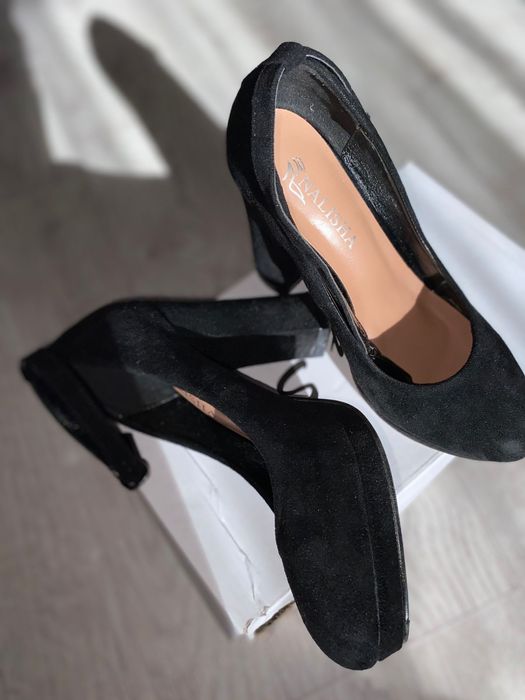 Продается чёрные замшевые туфли