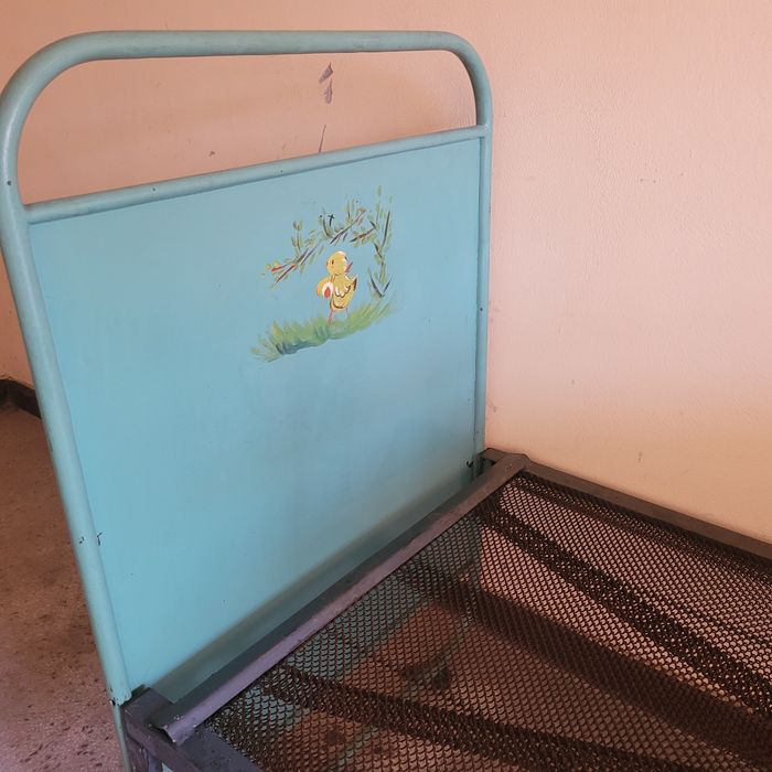 Детско легло с пружина.