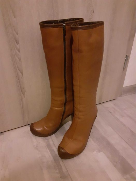 Много елегантни ботуши