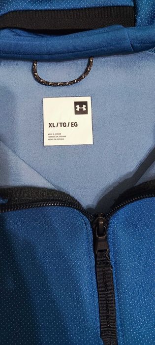 Продавам зимен суитчър с качулка Under Armour -  размер XL