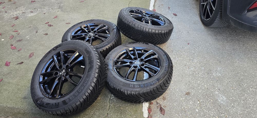 Set complet jante originale si anvelope de iarna Kia Xceed 205/60/R16  5x114.3  ET40 ∅67.1  6.5Jx16 H2  DOT 26/24