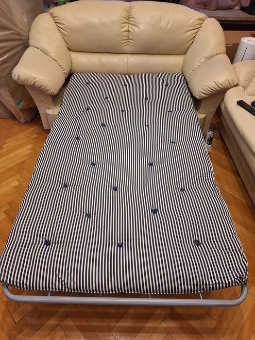 Два кожени разтегателни дивана.