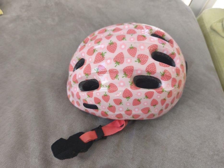 Детска каска Abus 45-50cm с ягодки