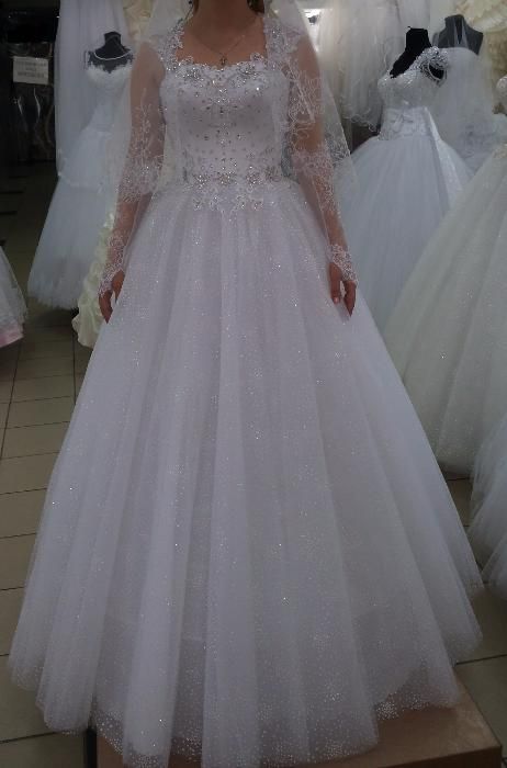 продам шикарное свадебное платье с камнями своровский