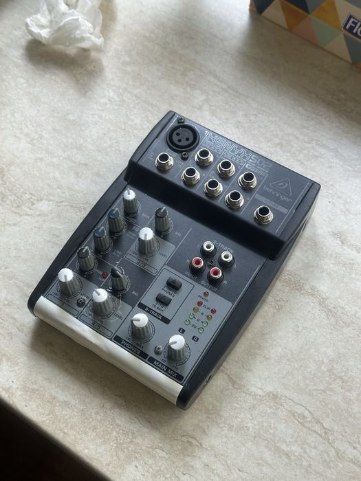 Mixer Behringer Xenyx 502