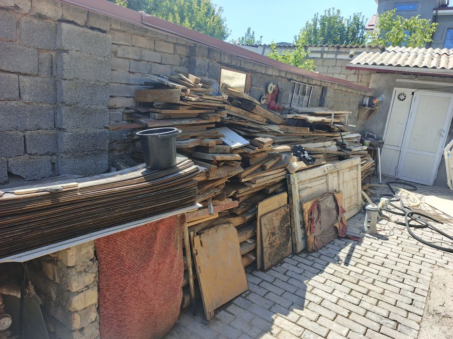 Тахта, рейка, ДСП, фанера, утинга ишлатадиган тахттала бор.