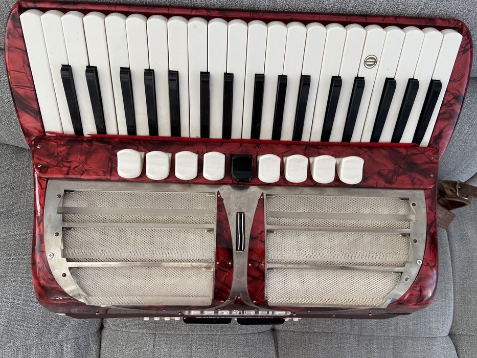 Acordeon Cantulia cu 96 de basi