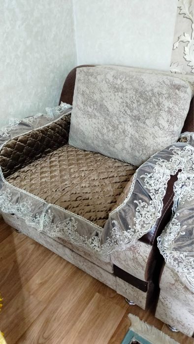 Диван с маленьким диваном и кресло