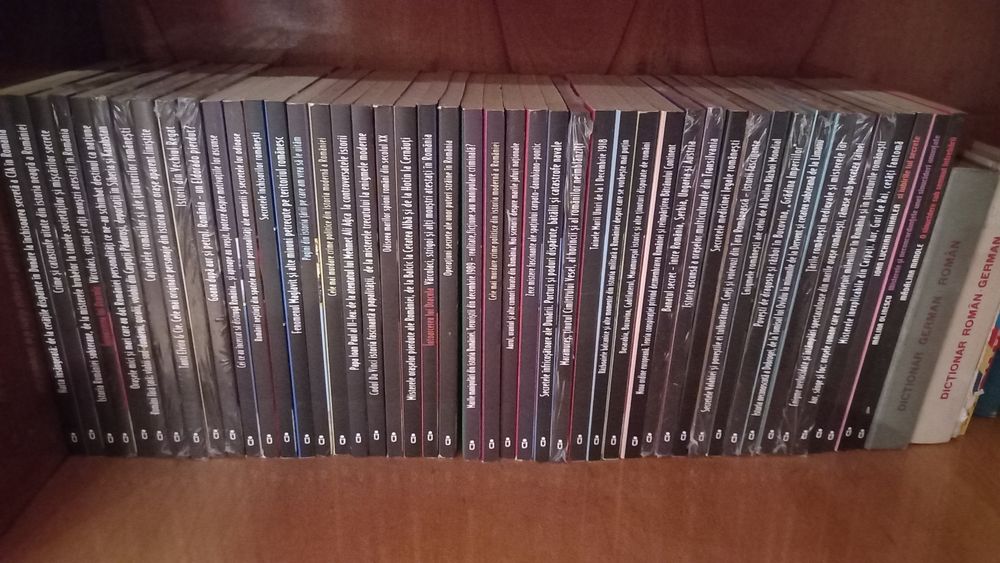 Vand lot de 43 carti captivante romanesti noi,multe infoliate
