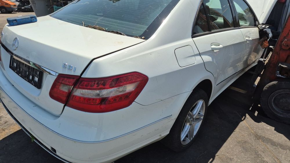 Продавам мерцедес е 220дизел 651 на части