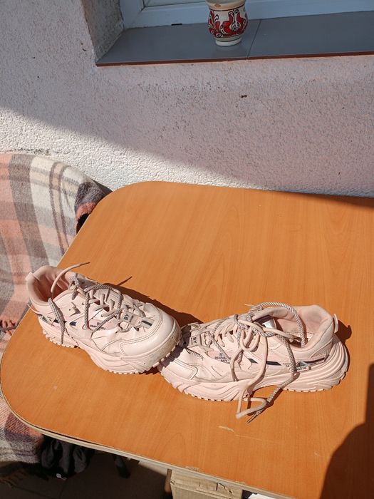 Vând pantofi sport, purtați dat in stare buna, mărimea 39, produs de c