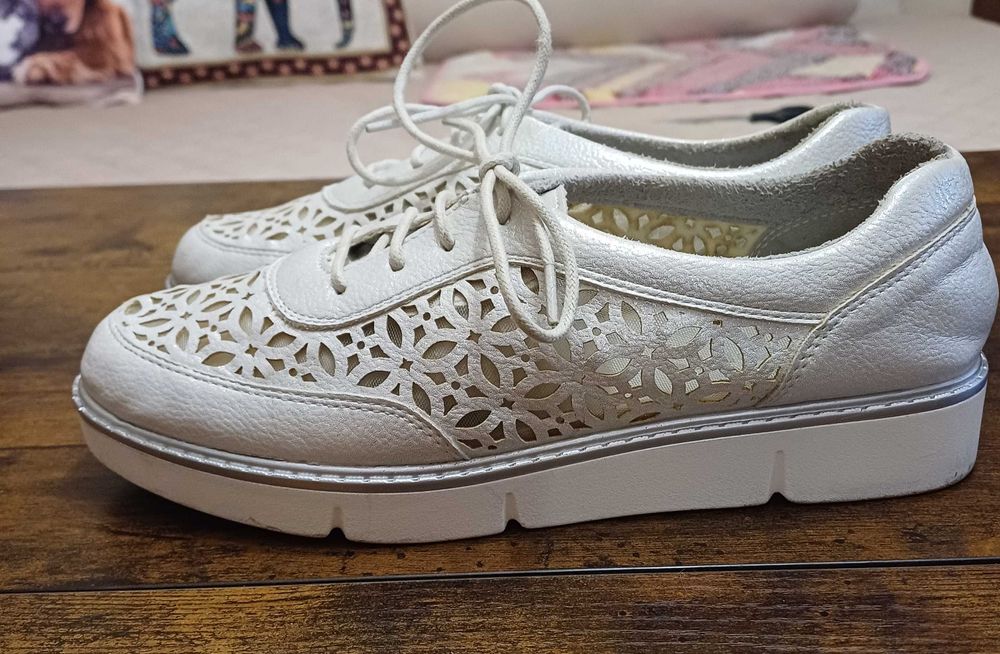 Дамски перфорирани обувки