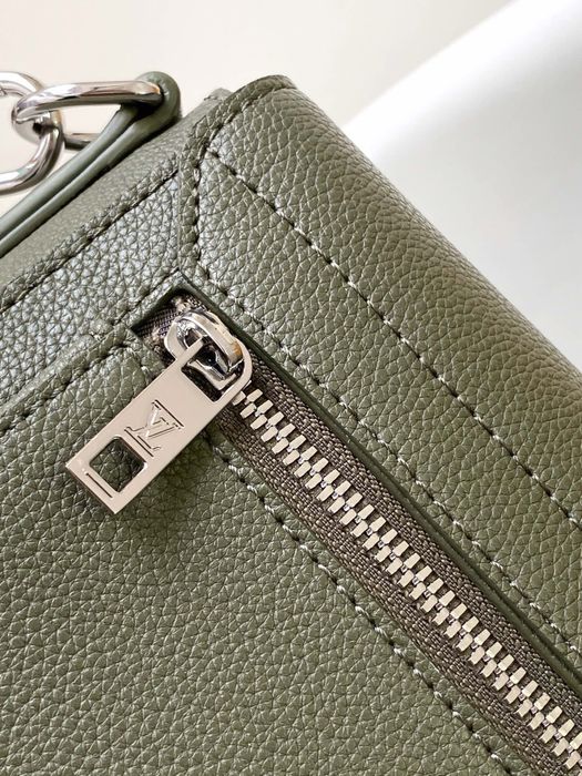 Барсетка Louis Vuitton с чипом NFC