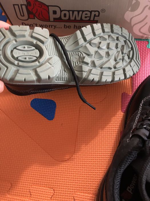 Bocanci cu varf din metal